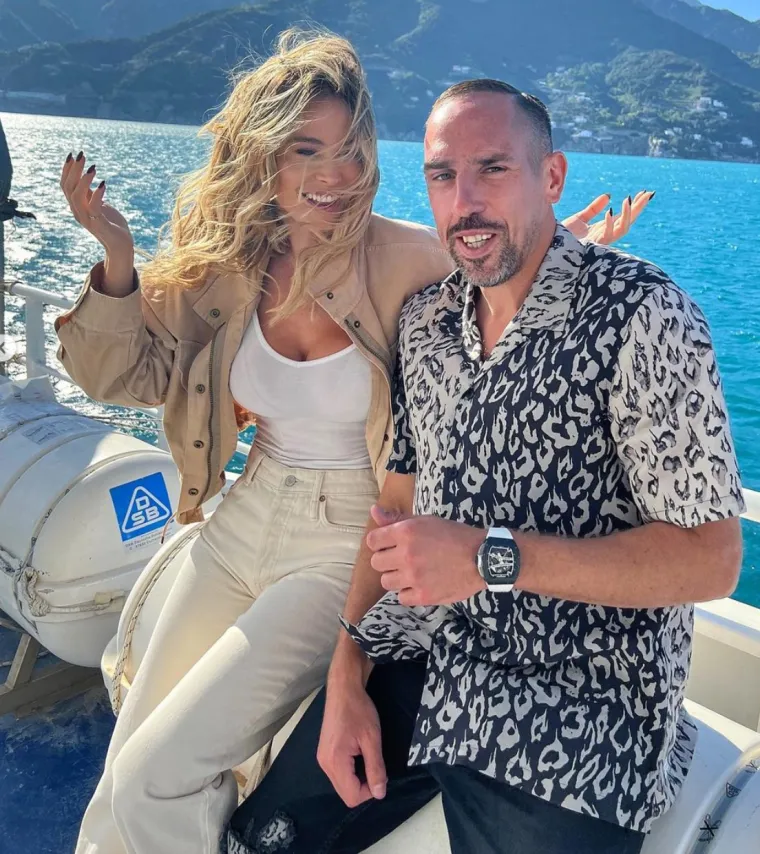 Bujna Diletta Leotta pokazala svima svoj raskošan dekolte. Najzgodnija sportska novinarka na svijetu slikala se na brodu s legendarnim nogometašem