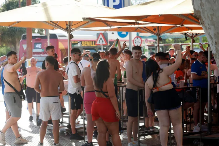 Djevojke upale nepozvane na navijački tulum među brojne muškarce, naletjele i časne. Kakav je ovo urnebes