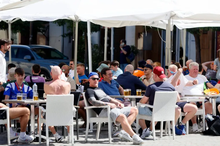 Djevojke upale nepozvane na navijački tulum među brojne muškarce, naletjele i časne. Kakav je ovo urnebes