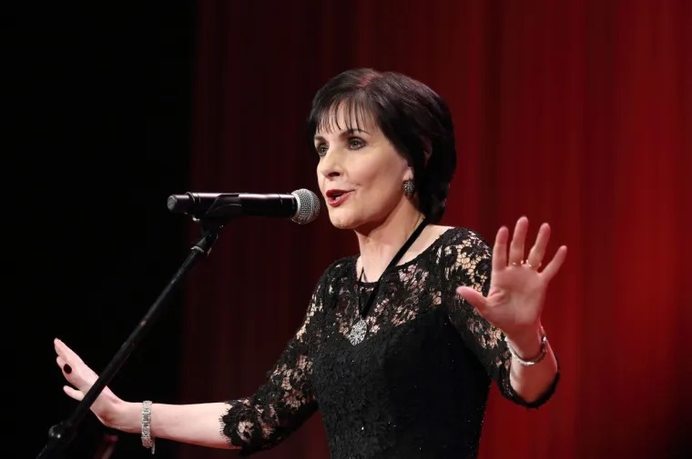 Enya je medijima otkrila da voli putovati te da vrijeme provodi u druženju s obitelji. &quot;Putovala sam. Kupila sam nekretninu na jugu Francuske i napravila masovne renovacije na njoj. Imam obitelj u Australiji pa sam se posvetila putovanju, druženju s obitelji i vrijeme je proletjelo. No osjećala sam kako sam obnovila svoju kreativnu stranu za glazbu&quot;, ispričala je.