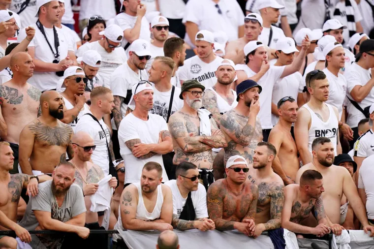 Estadio Ramón Sánchez Pizjuán svjedočio veličanstvenom dekoru. Bilo je žestoko na ulici