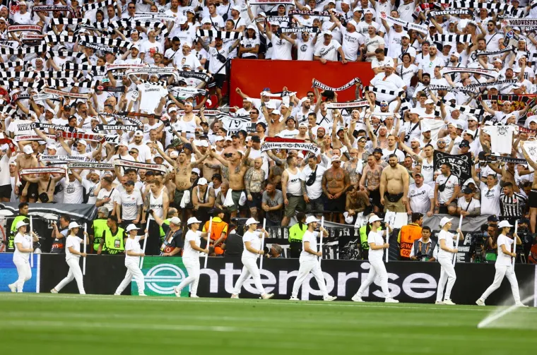 Estadio Ramón Sánchez Pizjuán svjedočio veličanstvenom dekoru. Bilo je žestoko na ulici