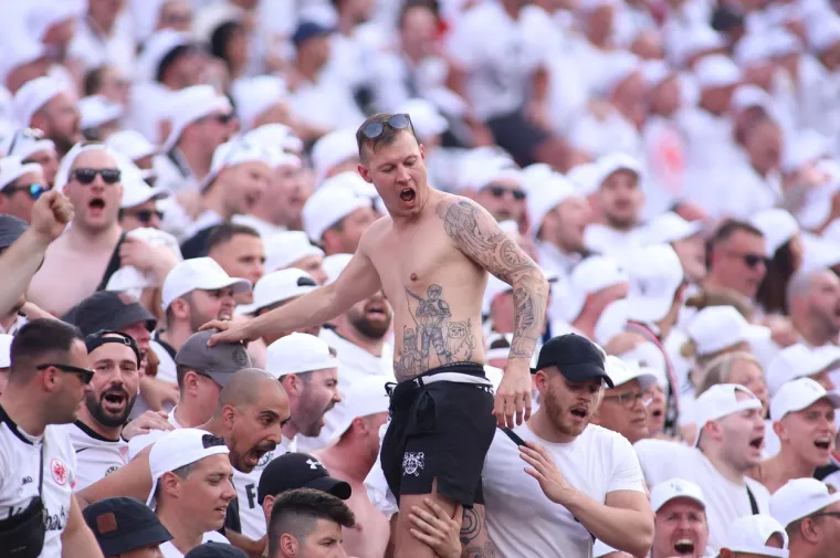 Estadio Ramón Sánchez Pizjuán svjedočio veličanstvenom dekoru. Bilo je žestoko na ulici