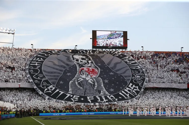 Estadio Ramón Sánchez Pizjuán svjedočio veličanstvenom dekoru. Bilo je žestoko na ulici