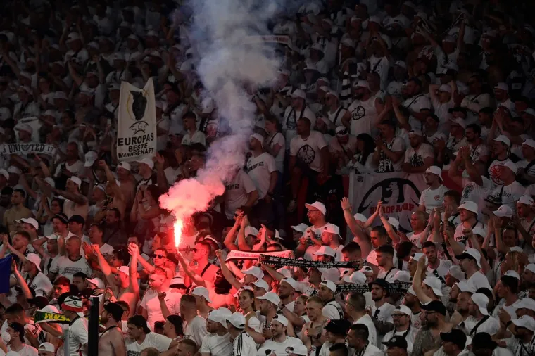Estadio Ramón Sánchez Pizjuán svjedočio veličanstvenom dekoru. Bilo je žestoko na ulici