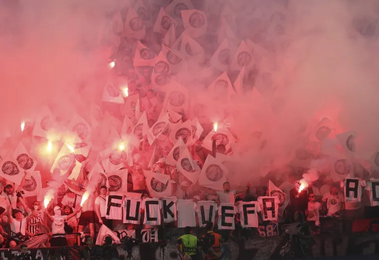 Estadio Ramón Sánchez Pizjuán svjedočio veličanstvenom dekoru. Bilo je žestoko na ulici
