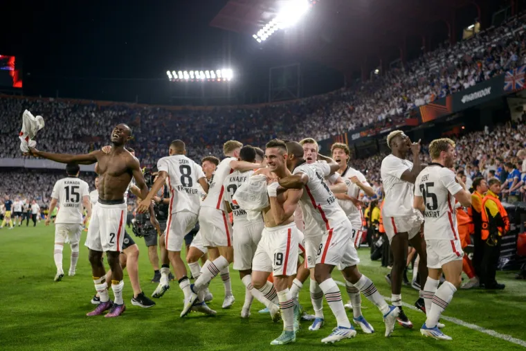 Estadio Ram&oacute;n S&aacute;nchez Pizju&aacute;n svjedočio veličanstvenom dekoru. Bilo je žestoko na ulici