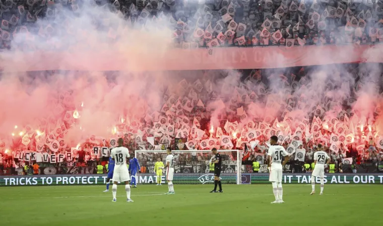 Estadio Ram&oacute;n S&aacute;nchez Pizju&aacute;n svjedočio veličanstvenom dekoru. Bilo je žestoko na ulici
