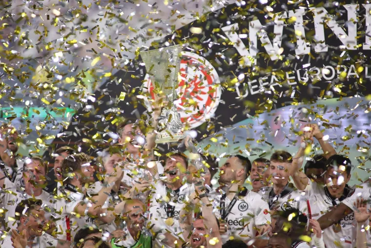 Estadio Ram&oacute;n S&aacute;nchez Pizju&aacute;n svjedočio veličanstvenom dekoru. Bilo je žestoko na ulici