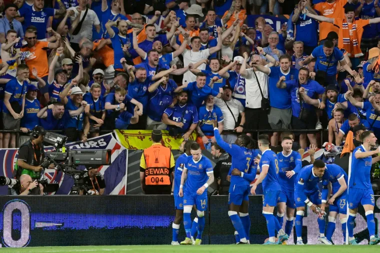 Estadio Ram&oacute;n S&aacute;nchez Pizju&aacute;n svjedočio veličanstvenom dekoru. Bilo je žestoko na ulici