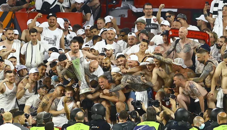 Estadio Ram&oacute;n S&aacute;nchez Pizju&aacute;n svjedočio veličanstvenom dekoru. Bilo je žestoko na ulici