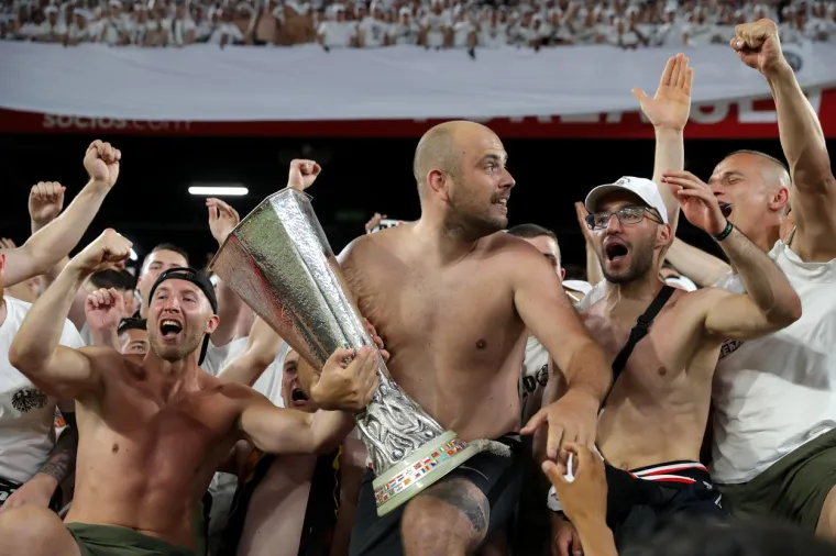 Estadio Ram&oacute;n S&aacute;nchez Pizju&aacute;n svjedočio veličanstvenom dekoru. Bilo je žestoko na ulici