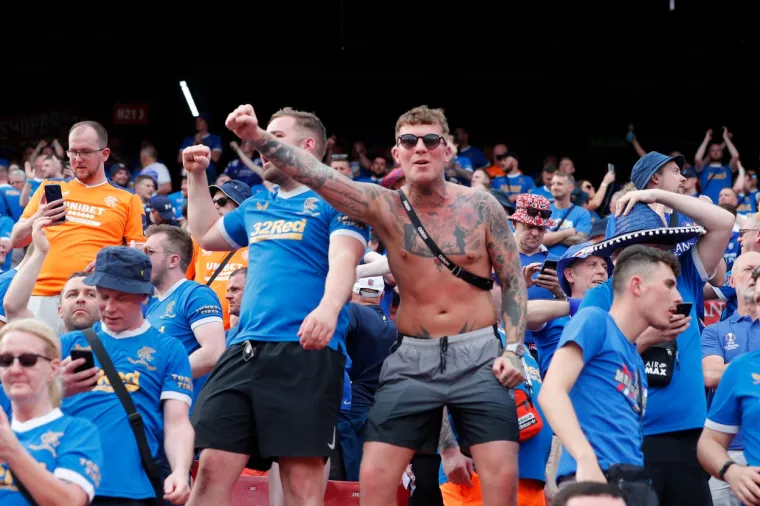 Estadio Ram&oacute;n S&aacute;nchez Pizju&aacute;n svjedočio veličanstvenom dekoru. Bilo je žestoko na ulici