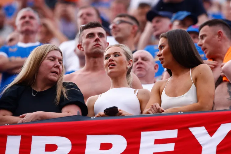 Tri dame plijenile pažnju na Estadio Ramón Sánchez Pizjuánu. Pozicionirale su se na samoj ogradi, svi su buljili u njih