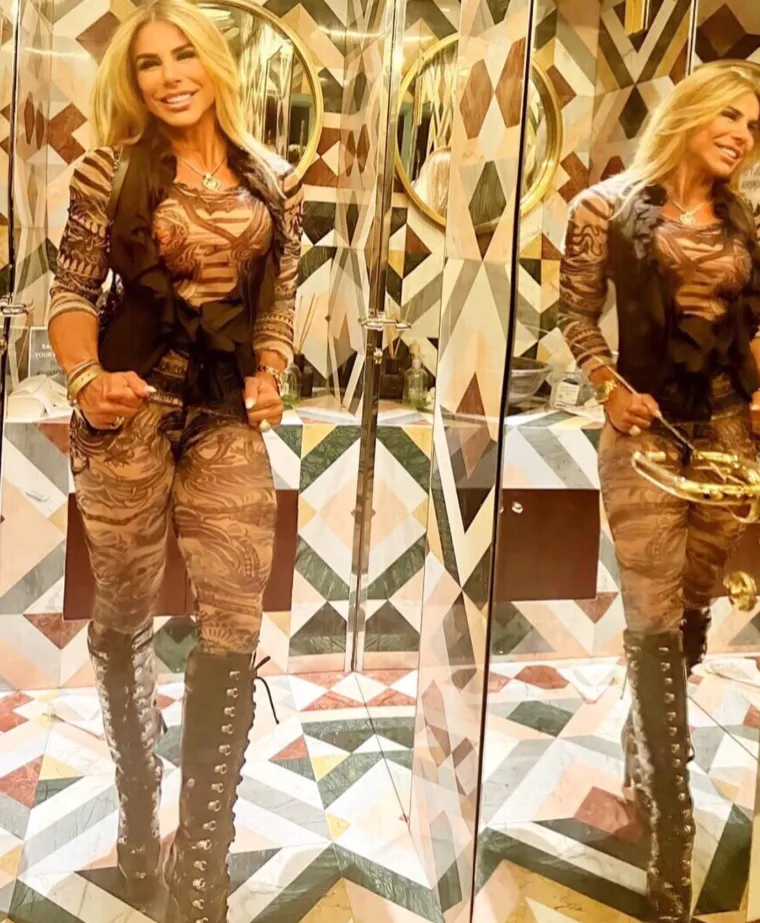 I s 53 godine, muškarci joj konstantno ulijeću, a ona ističe kako nije zainteresirana osim ako nemaju sijedu kosu. 