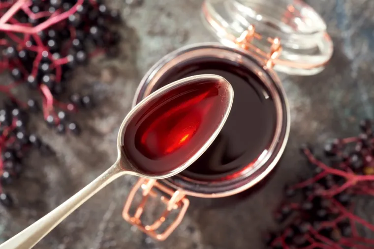 Oprez: Nemojte jesti sirovu bazgu. Plodovi crne bazge su u sirovom stanju toksični jer pod utjecajem povi&scaron;ene temperature dolazi do raspadanja toksičnih tvari. Bazgu nipo&scaron;to ne bi trebale konzumirati trudnice i dojilje. Cvjetovi bazge nakon su&scaron;enja moraju imati prirodnu boju. Suhe cvjetove se ne preporučuje čuvati duže od 12 mjeseci. U slučaju da cvjetovi potamne i ranije, bacite ih.