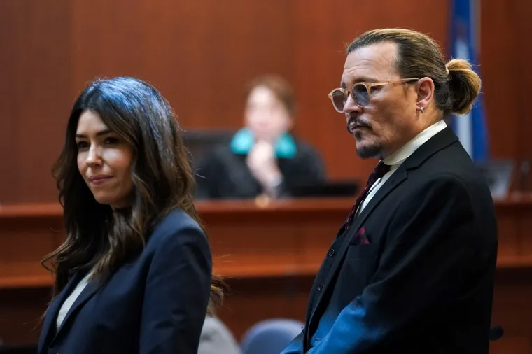 Camille Vasquez rođena je u srpnju 1984., roditelji su joj kolumbijskog podrijetla i žive u kući vrijednoj milijun dolara u Buena Parku, prema javnoj evidenciji. Vasquez je 2006. godine diplomirala umjetnost, komunikacije i političke znanosti na Sveučilištu Južne Kalifornije, prenosi Newsweek. Tečna je govornica španjolskog jezika, pohađala je pravo na Southwesternu u Los Angelesu od 2007. do 2010. te je radila u jednom odvjetničkom uredu prije nego što se pridružila svojoj sadašnjoj tvrtki, Brown Rudnick LLP, kao suradnica.