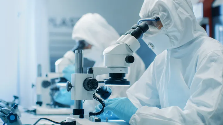 U Africi se bolest kod ljudi u Africi pojavljuje sporadično, a ponekad i u epidemijama. Virus se najvjerojatnije prenosi sa životinja na čovjeka preko rana ili sluznica. Nije čest prijenos s udjelom od 8 - 9 posto s čovjeka na čovjeka, a većinom obolijevaju djeca. Osobe koje su primile cjepivo protiv velikih boginja imaju manji rizik za stjecanje infekcije. U Africi mortalitet iznosi 4 do 22 posto.
