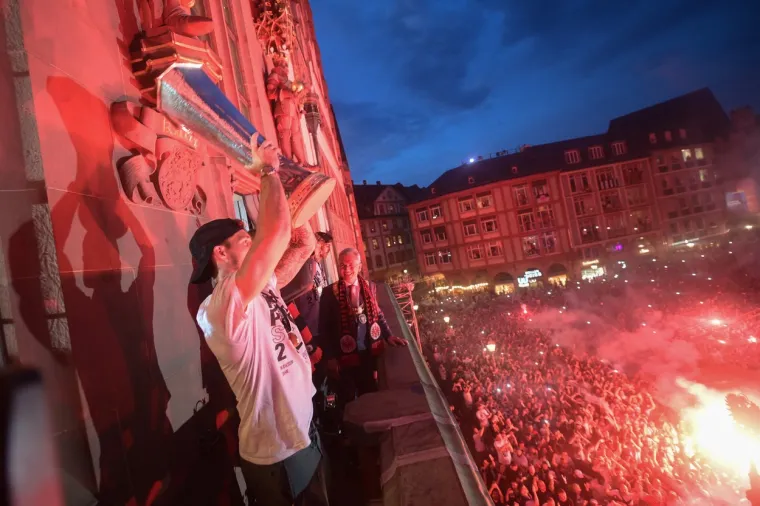 Pogledajte spektakl u Frankfurtu: Gotovo trećina stanovnika dočekalo heroje iz Seville, grad je gorio