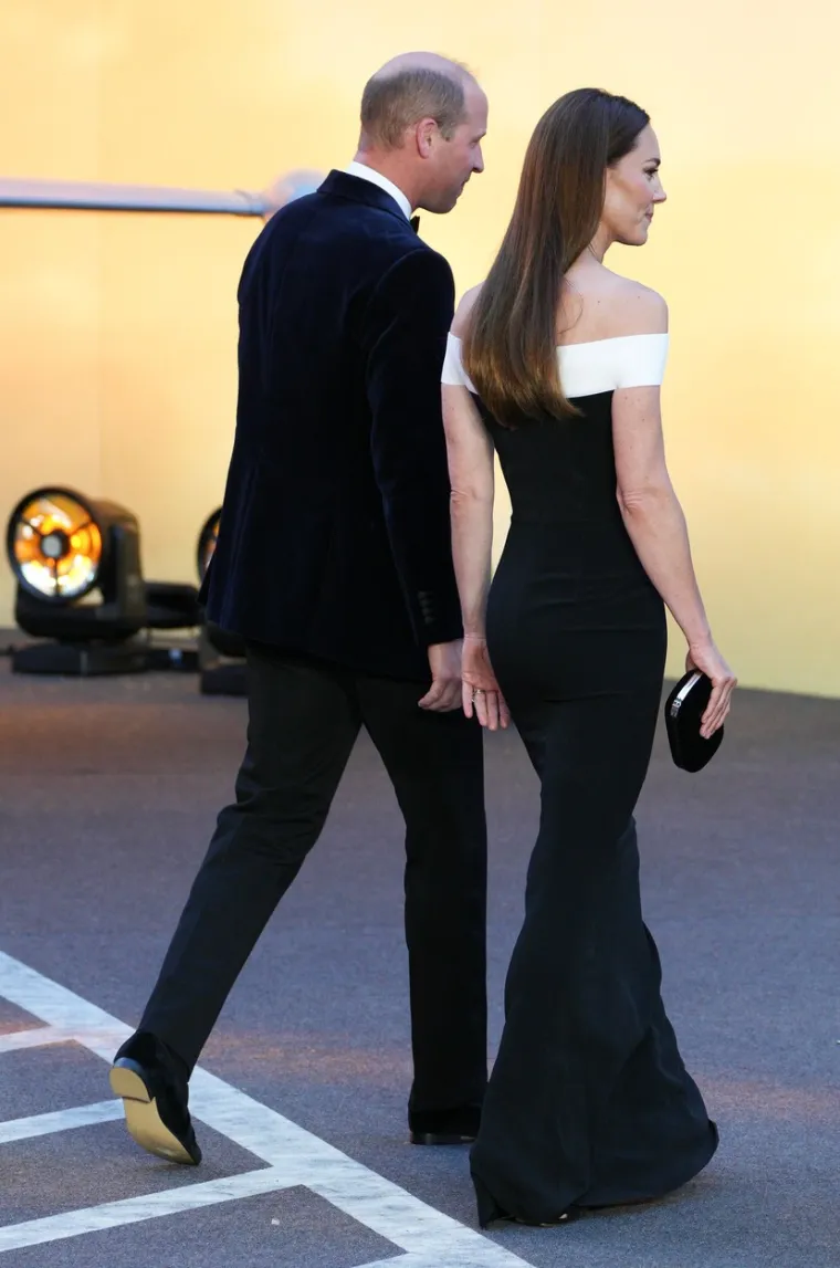 Osim zanosne Kate, sredio se i princ William koji je na premijeru došao u klasičnom crnom smokingu i leptir mašni, a nosio je i zanimljive cipele, Crockett &amp; Jones mokasine s izvezenim avionima F18!
