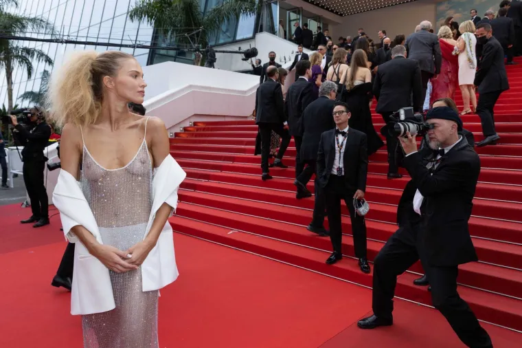 Biv&scaron;a djevojka srpskog glumca Milo&scaron;a Bikovića 'satrala' konkurenciju u Cannesu: Kad je skinula sako, svi su stali i zinuli