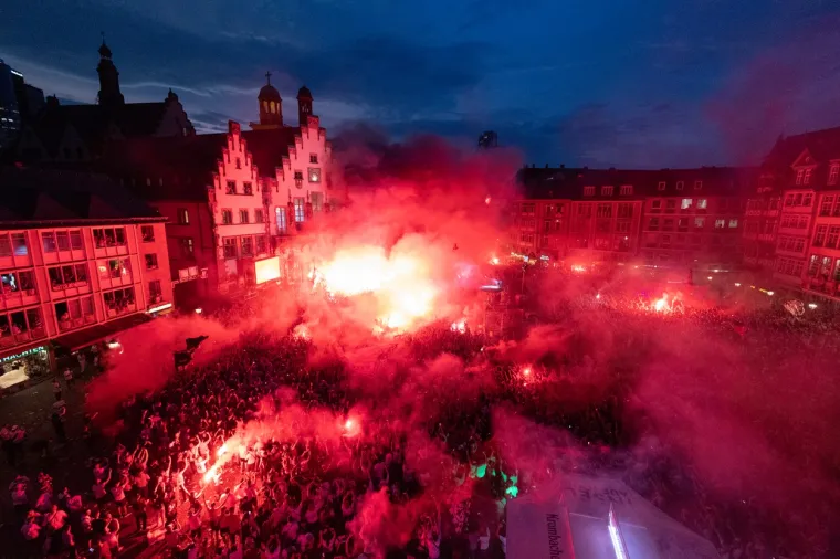Pogledajte nevjerojatan doček nogometaša Eintrachta u Frankfurtu