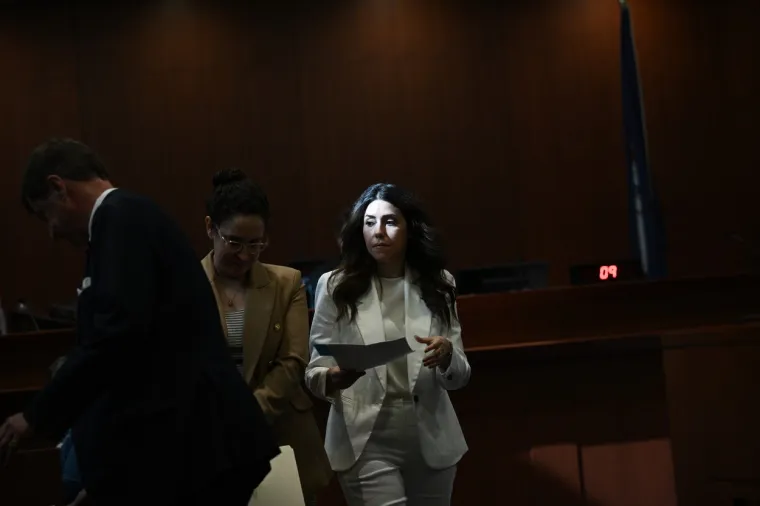 Kada je Elaine Bredehoft, odvjetnica Amber Heard, počela "preusmjeravati" ispitivanje i poku&scaron;ala osporiti neke od stavova Vasquez, bila je u&scaron;utkana jer je Deppova odvjetnica beskrajno i uspje&scaron;no prigovarala njezinim pitanjima. To se nakon nekog vremena pretvorilo u farsu, &scaron;to je izazvalo smijeh u sudnici, a Bredehoft je to ostavilo zbunjenom. Taj videozapis na TikToku, kako Vasquez potkopava Bredehoft, pogledan je vi&scaron;e od 26 milijuna puta.