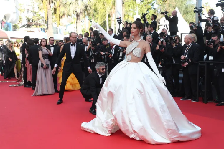 Stigla je Alessandra Ambrosio, i vrijeme je stalo: Ovako fascinantno lijepo izdanje još nismo vidjeli na crvenom tepihu