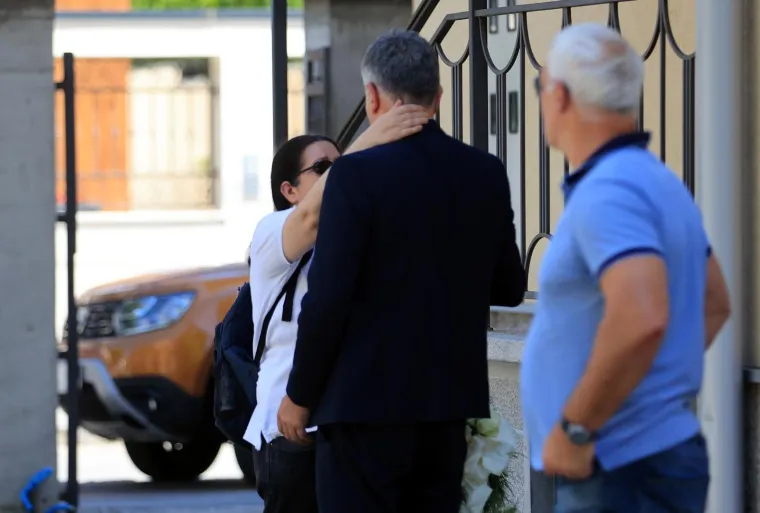 Otac Mateja Periša stigao u crkvu gdje je dovezeno tijelo njegova sina