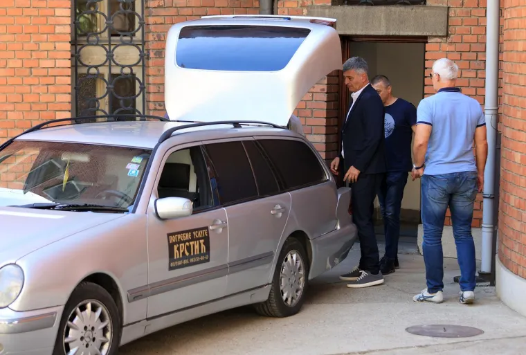 Otac Mateja Peri&scaron;a stigao u crkvu gdje je dovezeno tijelo njegova sina