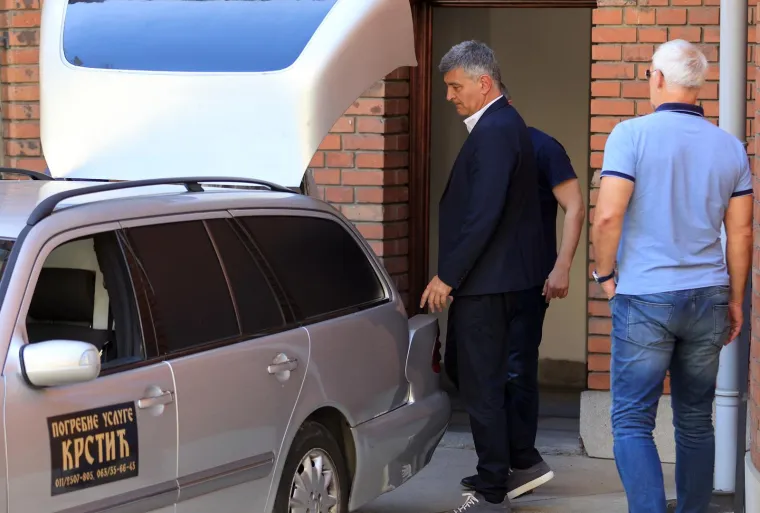 Otac Mateja Peri&scaron;a stigao u crkvu gdje je dovezeno tijelo njegova sina