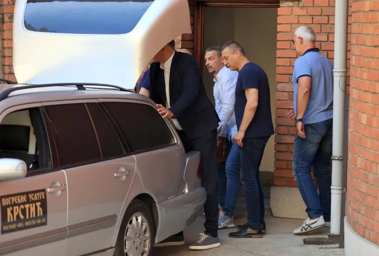 Otac Mateja Peri&scaron;a stigao u crkvu gdje je dovezeno tijelo njegova sina