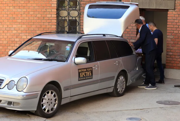 Otac Mateja Peri&scaron;a stigao u crkvu gdje je dovezeno tijelo njegova sina