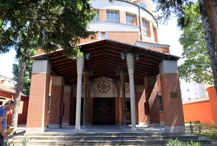 Otac Mateja Peri&scaron;a stigao u crkvu gdje je dovezeno tijelo njegova sina