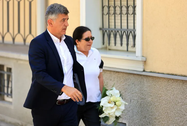 Otac Mateja Peri&scaron;a stigao u crkvu gdje je dovezeno tijelo njegova sina