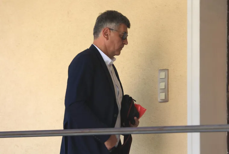 Otac Mateja Peri&scaron;a stigao u crkvu gdje je dovezeno tijelo njegova sina