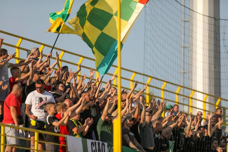 Zanosne dame u&scaron;etale na tribinu i zasjenile slavnog hrvatskog nogometa&scaron;a. Plijenile su pažnju svih na stadionu