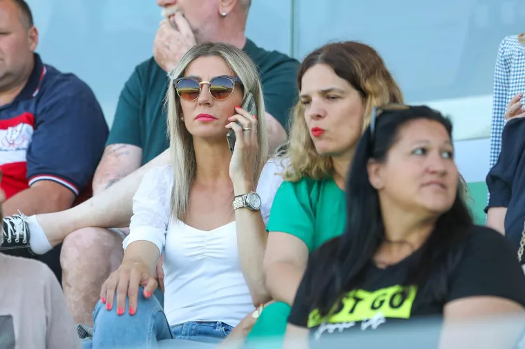 Zanosne dame u&scaron;etale na tribinu i zasjenile slavnog hrvatskog nogometa&scaron;a. Plijenile su pažnju svih na stadionu