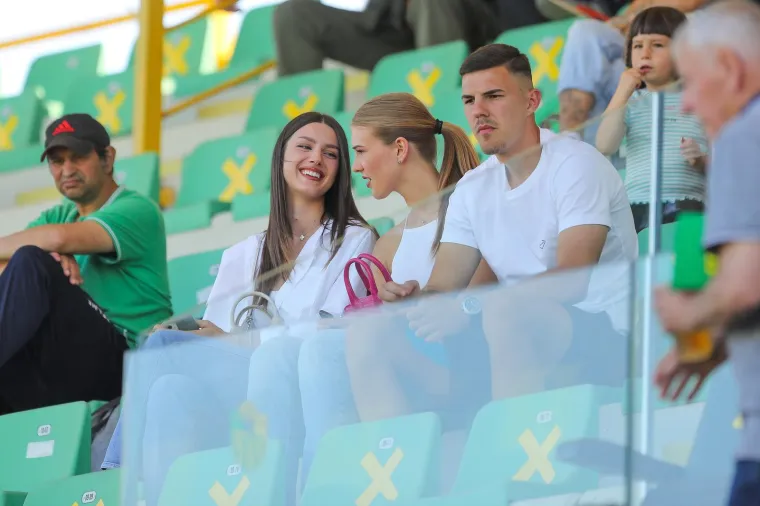 Zanosne dame u&scaron;etale na tribinu i zasjenile slavnog hrvatskog nogometa&scaron;a. Plijenile su pažnju svih na stadionu