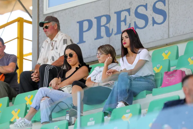Zanosne dame u&scaron;etale na tribinu i zasjenile slavnog hrvatskog nogometa&scaron;a. Plijenile su pažnju svih na stadionu