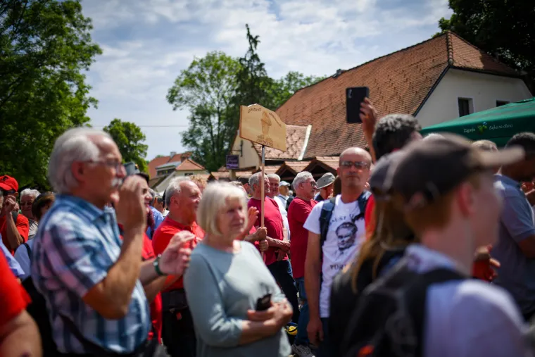 Tulum u Kumrovcu! Stotine Titovih obožavatelja slavile njegov 130. rođendan, mnogi i s petokrakom