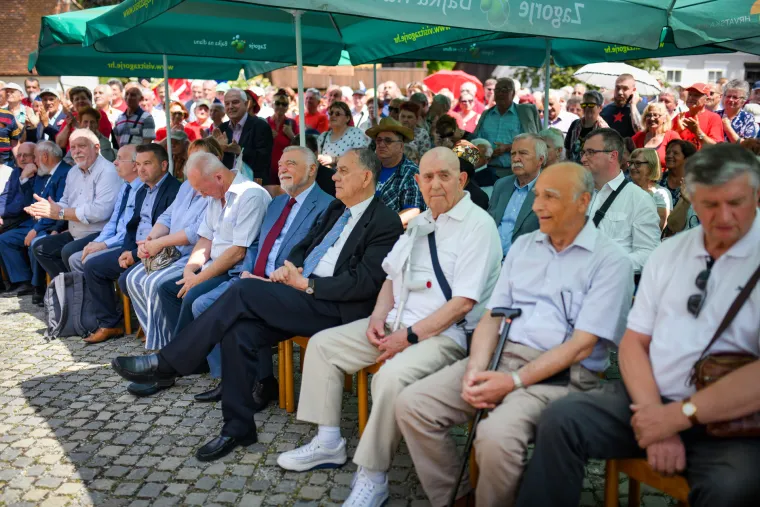 Tulum u Kumrovcu! Stotine Titovih obožavatelja slavile njegov 130. rođendan, mnogi i s petokrakom