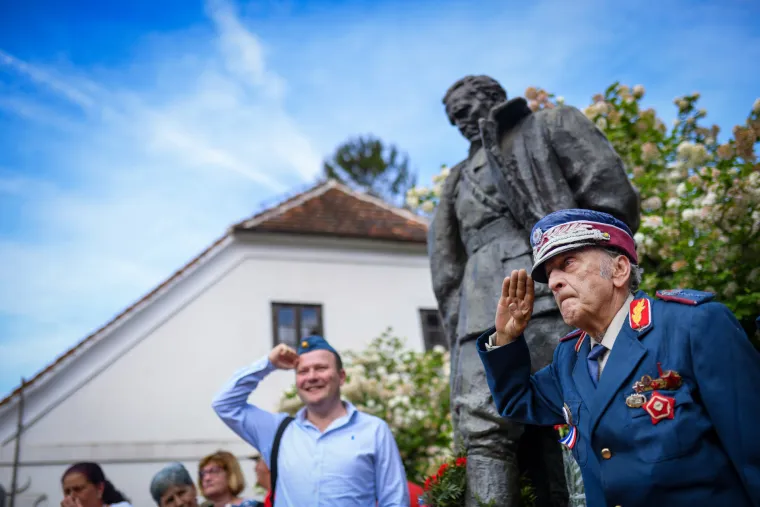 Tulum u Kumrovcu! Stotine Titovih obožavatelja slavile njegov 130. rođendan, mnogi i s petokrakom