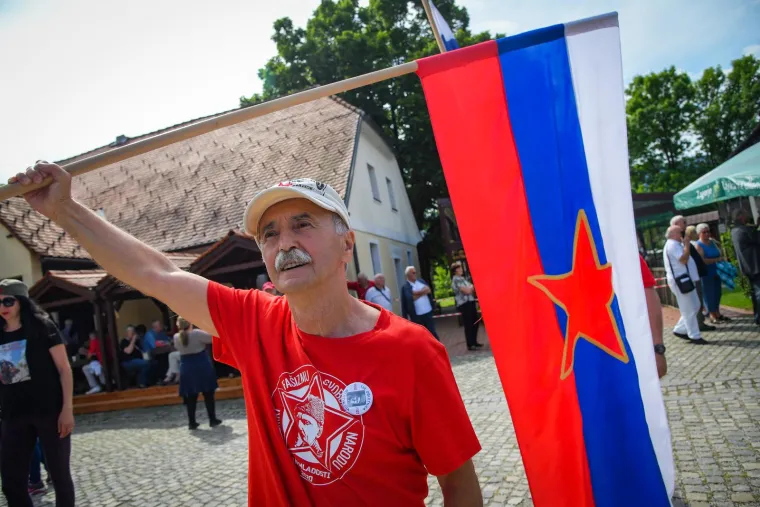 Pogledajte veliku fotogaleriju, slavi se Dan mladosti: 'Policajac mi je rekao da skinem kapu jer podsjeća na 90-e'