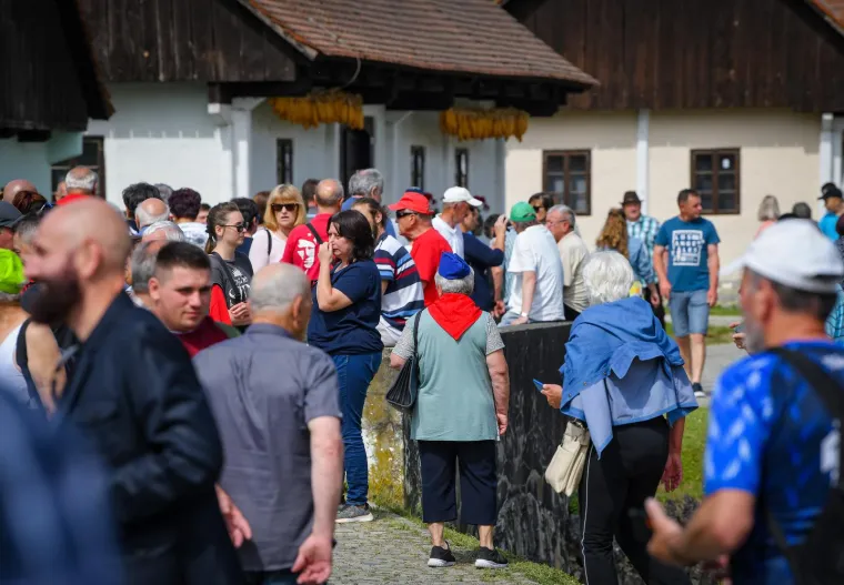 Pogledajte veliku fotogaleriju, slavi se Dan mladosti: 'Policajac mi je rekao da skinem kapu jer podsjeća na 90-e'