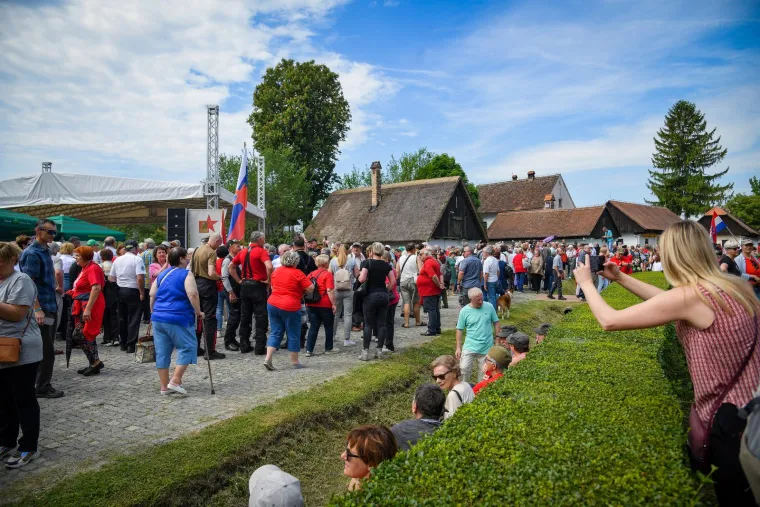 Pogledajte veliku fotogaleriju, slavi se Dan mladosti: 'Policajac mi je rekao da skinem kapu jer podsjeća na 90-e'