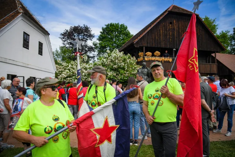 Pogledajte veliku fotogaleriju, slavi se Dan mladosti: 'Policajac mi je rekao da skinem kapu jer podsjeća na 90-e'