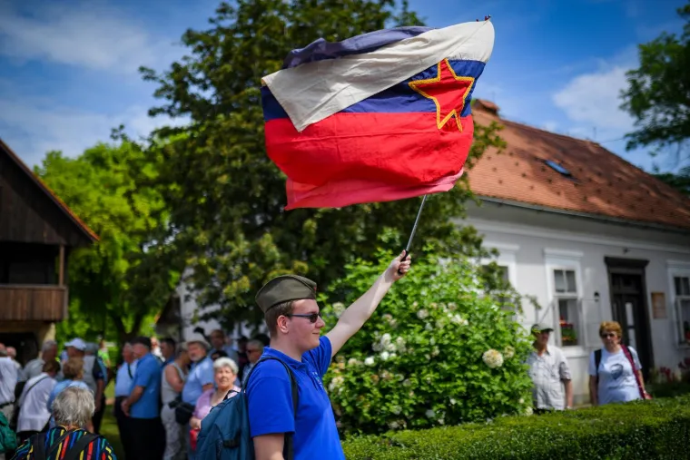 Pogledajte veliku fotogaleriju, slavi se Dan mladosti: 'Policajac mi je rekao da skinem kapu jer podsjeća na 90-e'
