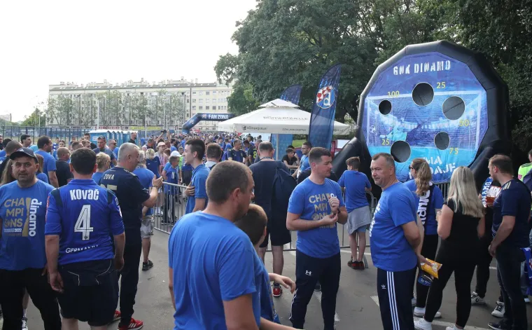 Pogledajte kakva je atmosfera ispred Maksimira uoči derbija s Hajdukom