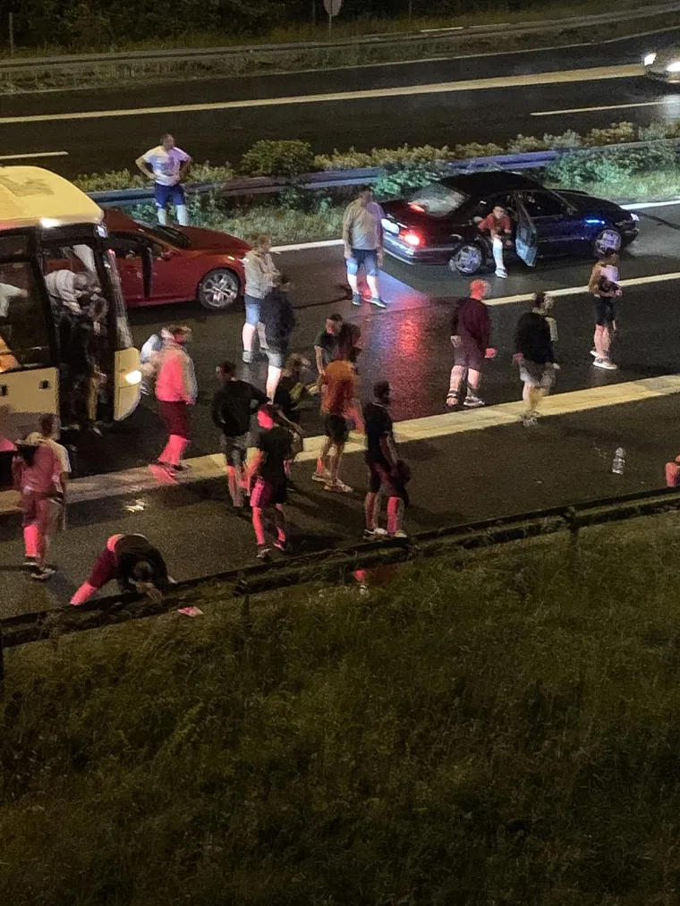 Trenutak kad su torcida&scaron;i bili izvan vozila na autoputu. 